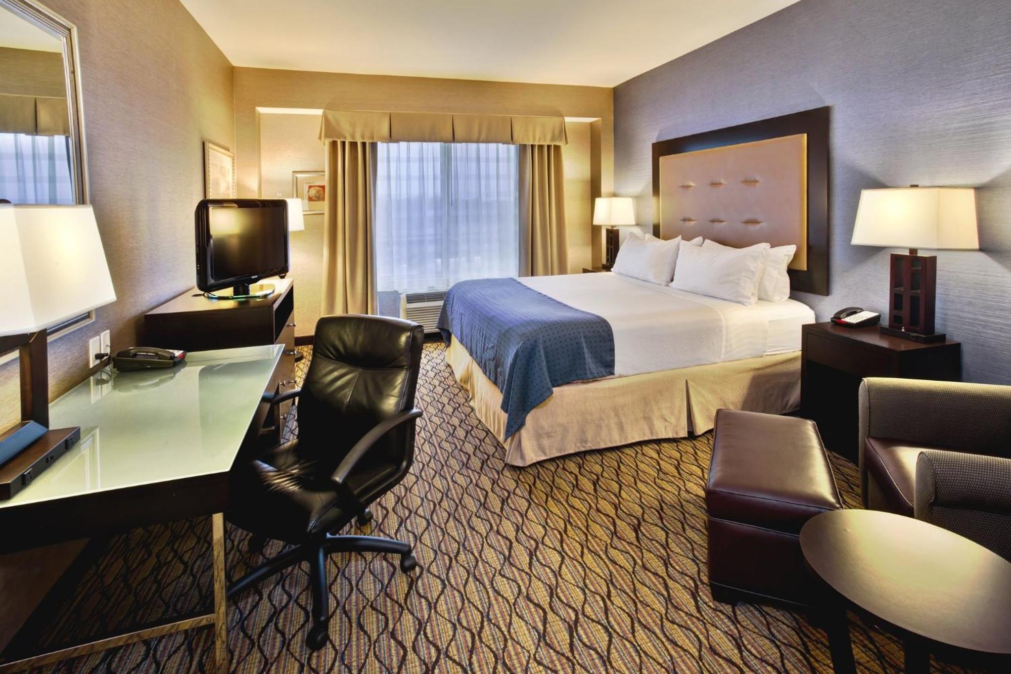 Holiday Inn Detroit Metro Airport By Ihg Romulus Exterior photo