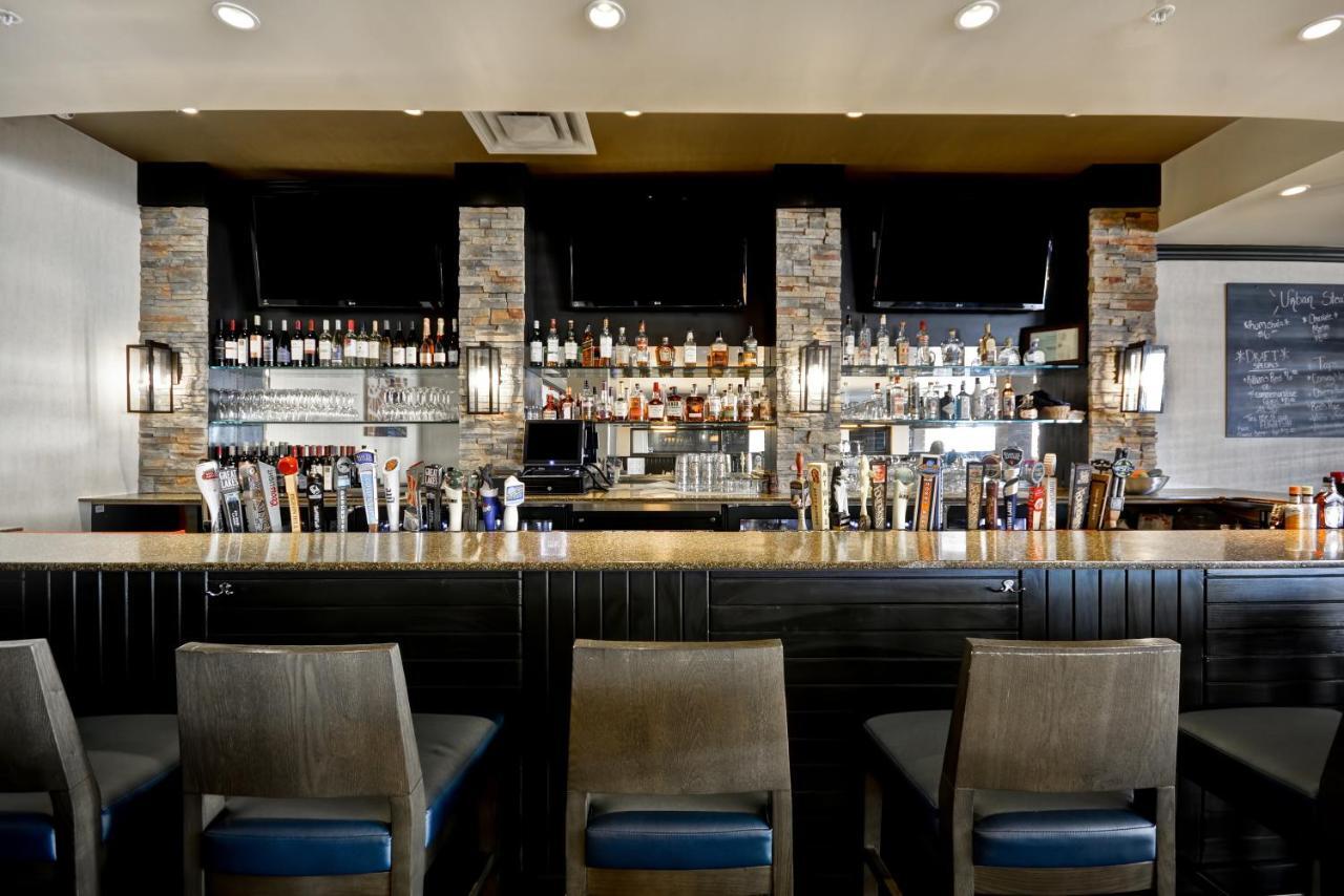 Holiday Inn Detroit Metro Airport By Ihg Romulus Exterior photo