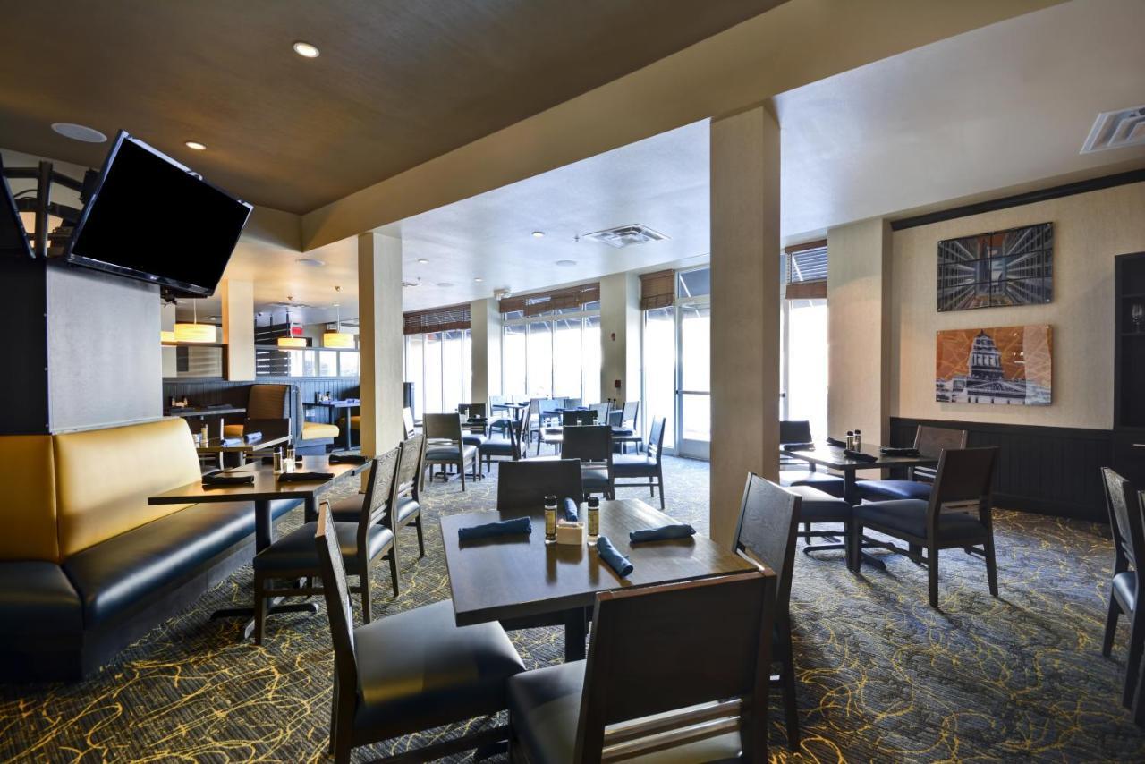 Holiday Inn Detroit Metro Airport By Ihg Romulus Exterior photo